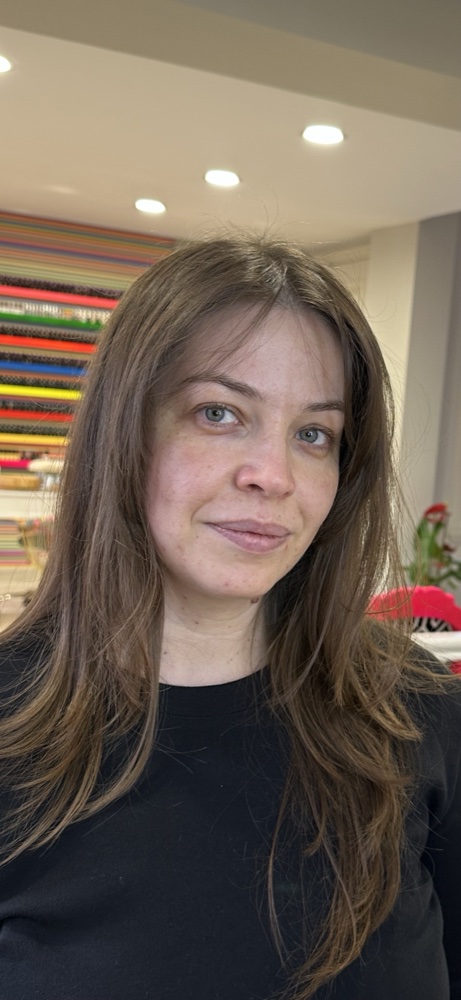 Before: a woman's selfie with her natural straight hair, ready for an AI hairstyle try-on