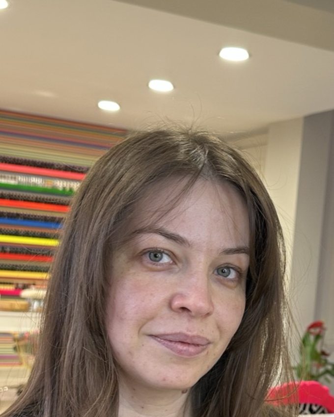 Before photo: a woman's natural selfie with no makeup, used as the base for an AI makeup try-on